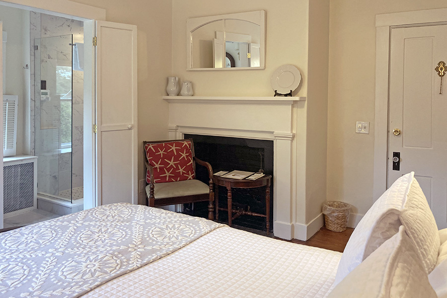 Bostonian Room Bath and Fireplace